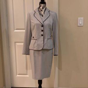 EUC - Nine West Skirt Suit Navy Blue/White size 6